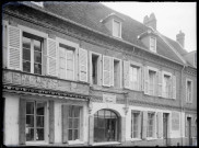 Façades dans une rue commerçante de Eu (Seine-Maritime).