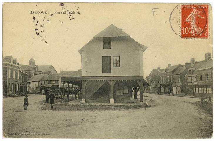 Harcourt. Place de la Mairie.
