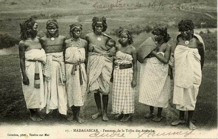 MADAGASCAR. - Femmes de la Tribu des Andrabe