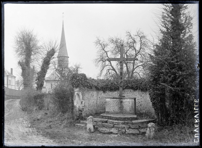 Vue du calvaire et de l'église de Cuverville (Eure).