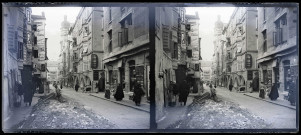 Rue animée d'une ville, probablement Strasbourg (Bas-Rhin).