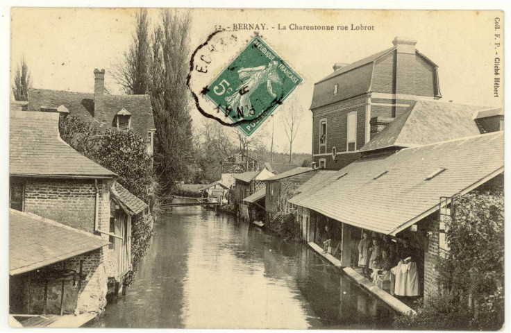 Bernay. La Charentonne rue Lobrot.