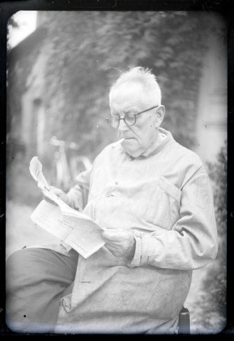 L'abbé Bretocq lisant son journal.