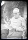 L'abbé Bretocq lisant son journal.