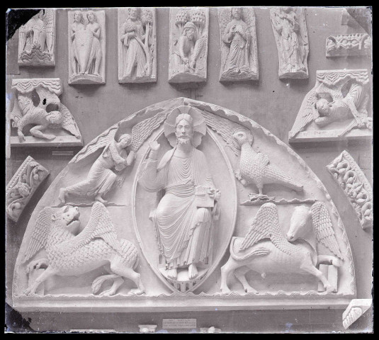 Moulage du tympan de la cathédrale de Chartres (Eure-et-Loir) exposé au musée du Trocadéro de Paris (Seine).