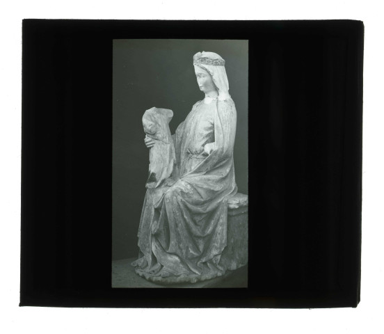 Statue de Vierge à l'enfant mutilée de la chapelle de la Vierge dite Saint-Chapelle de Saint-Germer-de-Fly (Oise).