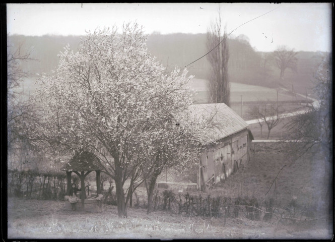Grange de ferme et puits dans la campagne de Rosay-sur-Lieure (Eure).