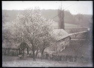 Grange de ferme et puits dans la campagne de Rosay-sur-Lieure (Eure).