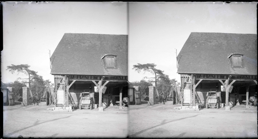 Grange à pans de bois et à étage.