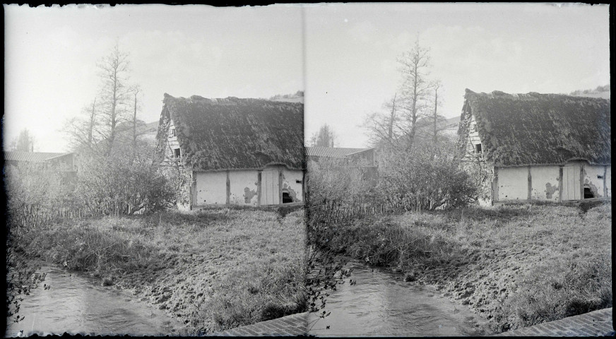 Abreuvoir et grange de la campagne de Rosay-sur-Lieure (Eure).