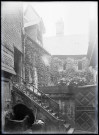 Arrière-cour avec puits et escalier de pierre d'une maison à pans de bois de Lisieux (Calvados).