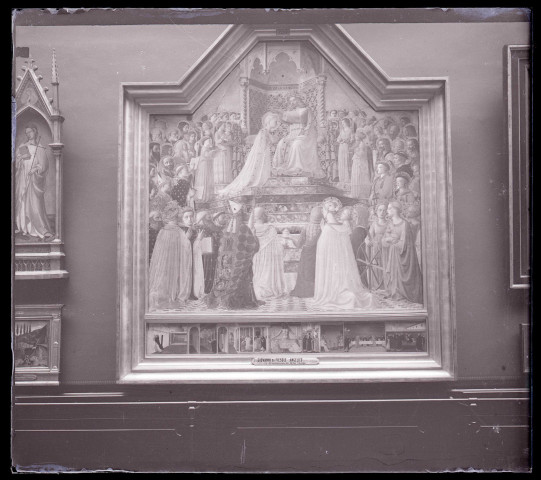Retable du couronnement de la Vierge par Giovanni da Fiesole, exposé au musée du Louvre de Paris (Seine).