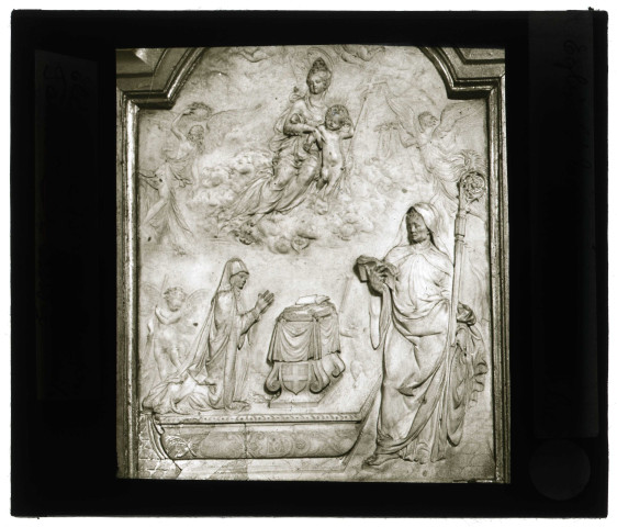 Église Saint-Taurin d'Évreux (Eure), bas-relief en marbre "Éléonore de Bergue".
