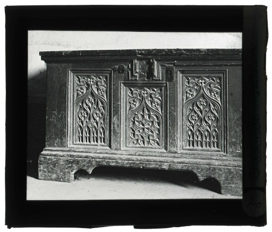 Église de Duranville (Eure), coffre sculpté.