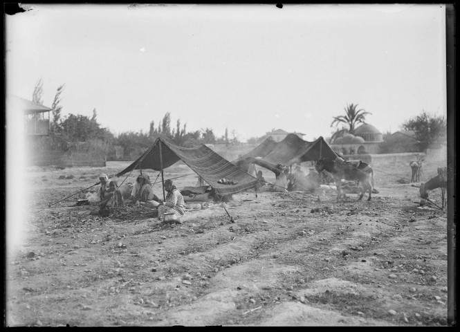 Campement près de Démir-Capou (dite tombe de Saint-Pierre, lieu de pèlerinage des fellahs) à Tarse (Turquie) (notice PA).