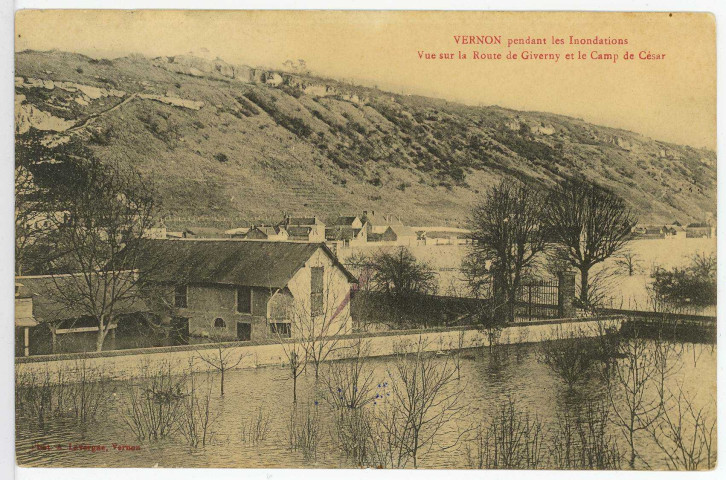 Vernon-Ville. Vernon pendant les inondations - Vue sur la route de Giverny et la Camp de César.