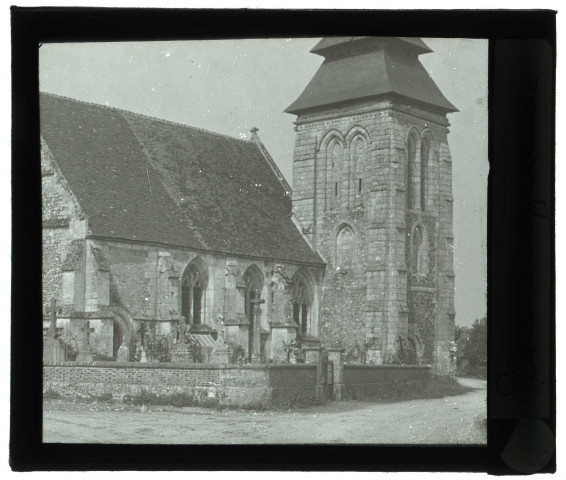Église du Plessis-Sainte-Opportune (Eure), nef et clocher.