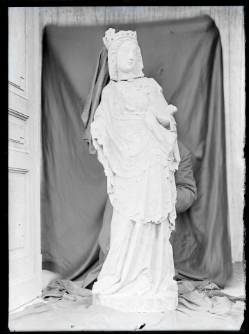 Statue de la Vierge à l'enfant de Lisors (Eure), sans tête.