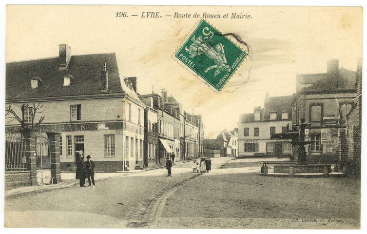 Neuve-Lyre (La). Route de Rouen et Mairie.