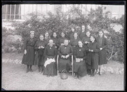 Groupe de religieuses devant un bâtiment à proximité d'une villa.