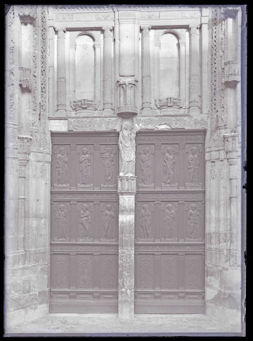 Portail de l'église de Saint-Gervais près de Magny-en-Vexin (Val-d'Oise).