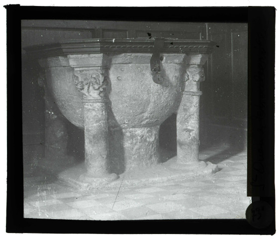 Église de Saint-Ouen-de-Thouberville (Eure), fonts baptismaux.