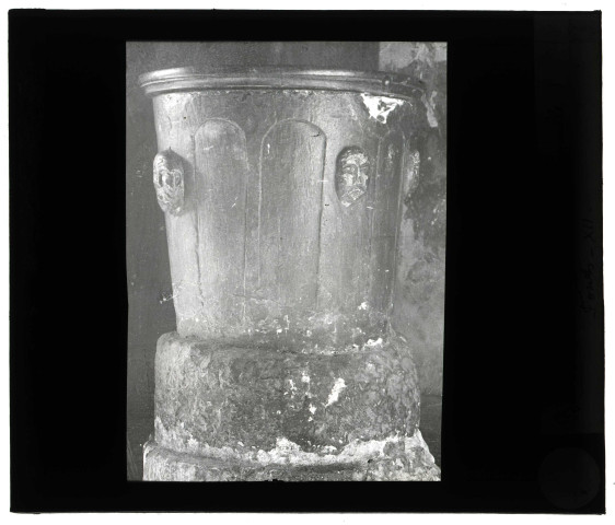 Église de Bailleul-la-Vallée (Eure), fonts baptismaux.