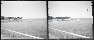 Voilier dans la baie d'un port méditerranéen.