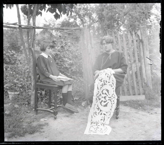 Femme et une jeune fille dans un jardin (Famille Bretocq).