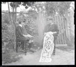 Femme et une jeune fille dans un jardin (Famille Bretocq).