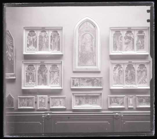 Tableaux représentant la Vie de la Vierge exposés au musée du Louvre de Paris (Seine).