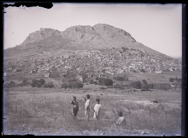 Vue générale du bourg, du catholicossat et de la citadelle de Kozan (Sis) (Turquie) (notice PA).