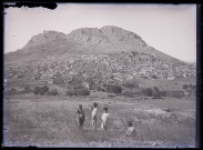 Vue générale du bourg, du catholicossat et de la citadelle de Kozan (Sis) (Turquie) (notice PA).