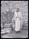 Homme en costume traditionnel au puits.