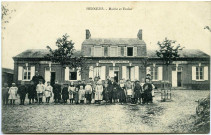 Hennezis. Mairie et Ecoles.