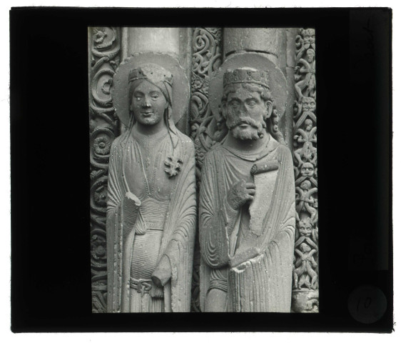 Cathédrale Notre-Dame de Chartres (Eure-et-Loir), portail royal, porte centrale, ébrasement droit, détail un roi et une reine.