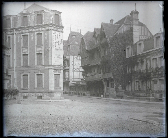 Maison à colombages au carrefour d'une des rues de Lisieux (Calvados).