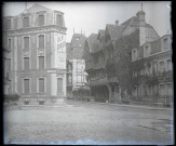 Maison à colombages au carrefour d'une des rues de Lisieux (Calvados).