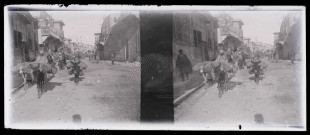 Passage de caravaniers dans une rue d'Alep (Syrie).