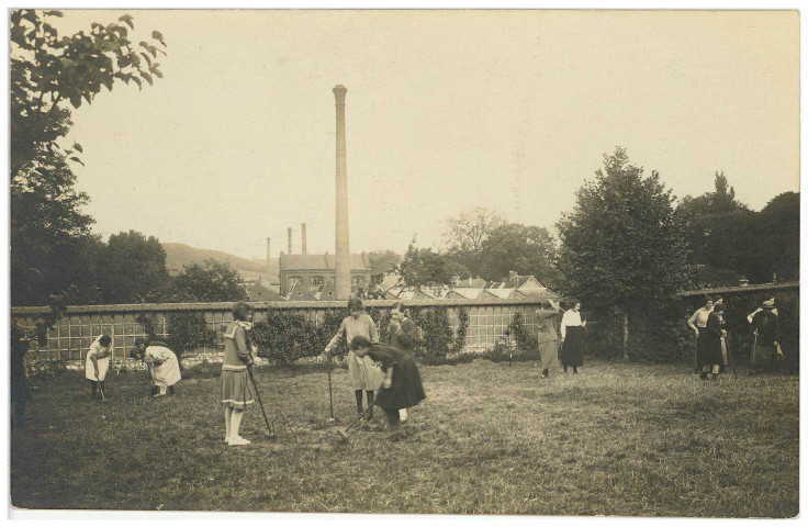 Louviers-Ville. Patronage Jeanne d'Arc Jeu de bilboquet 1920.