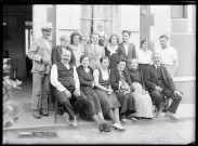 Famille Bretocq et amis posant devant une habitation de campagne.