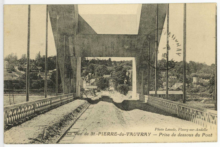 Saint-Pierre-du-Vauvray. Vue prise de dessous de Pont.