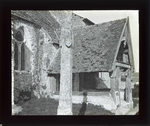 Entrée couverte d'église de campagne.