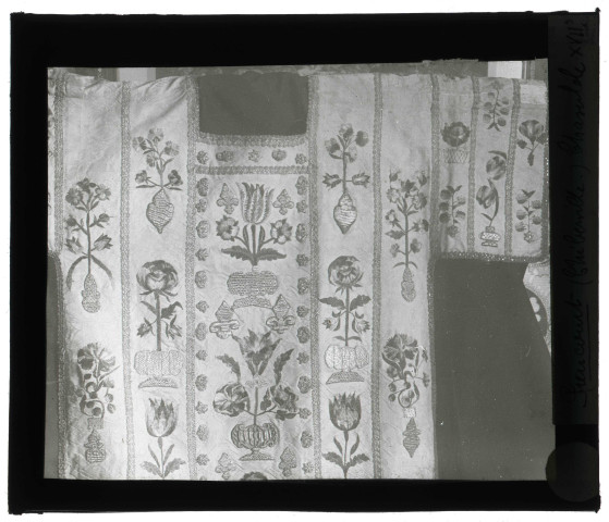 Église de Piencourt (Eure), chasuble de prêtre.