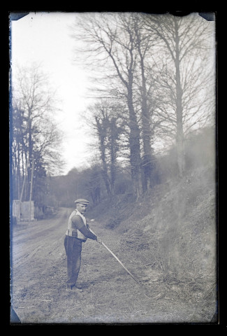 Cantonnier au travail au bord d'un chemin.