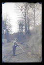 Cantonnier au travail au bord d'un chemin.