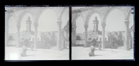 Esplanade avec arcades et à l'arrière plan un minaret.