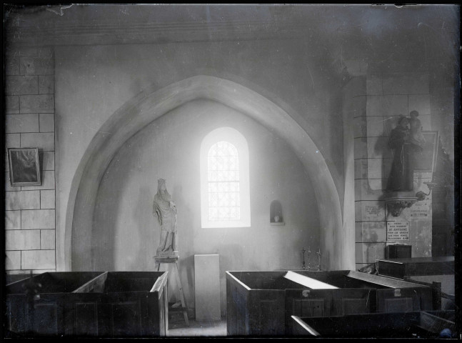 Intérieur de l'église de Lisors (Eure, France) avec statues de la Vierge à l'enfant et de Saint-Antoine de Padoue.