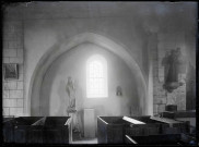 Intérieur de l'église de Lisors (Eure, France) avec statues de la Vierge à l'enfant et de Saint-Antoine de Padoue.