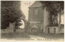 Bosc-Bénard-Commin. Château de Bosbénard-Commin (Vue de l'intérieur)- Vieille Porte.